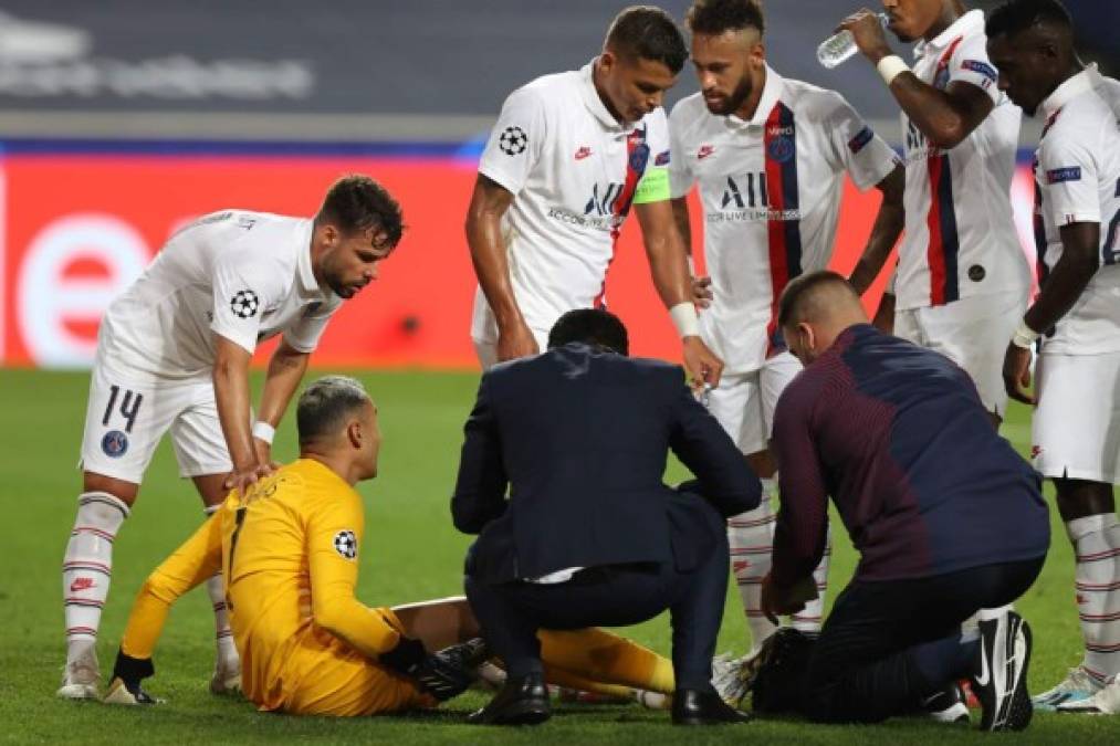 Keylor Navas cuando era atendido por los médicos del PSG, mientras sus compañeros se preocupaban por su estado de salud.