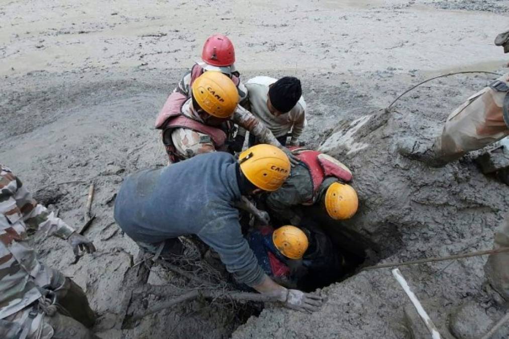 Las autoridades indias continúan las labores de rescate, incluyendo una operación para sacar a casi cuarenta trabajadores atrapados en un túnel.
