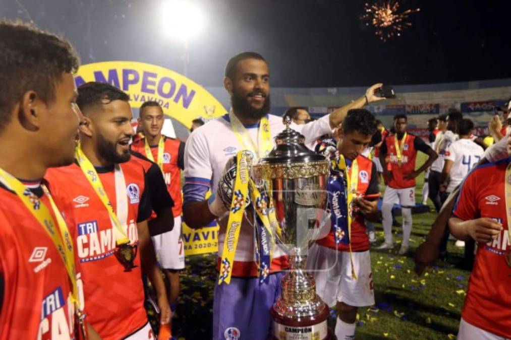 Uno de los héroes de la final, Edrick Menjívar celebrando con el trofeo de campeonísimos.