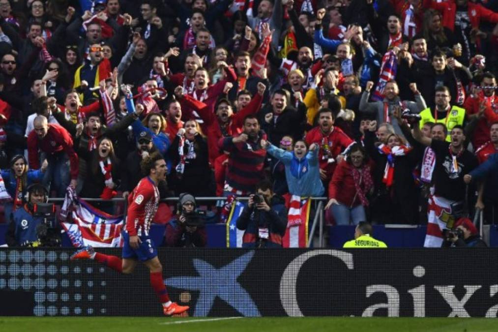 El delantero francés Griezmann anotó por el Atlético en el minuto 25 y la alegría fue evidente en la afición colchonera. El atacante lo festejó con la hinchada.