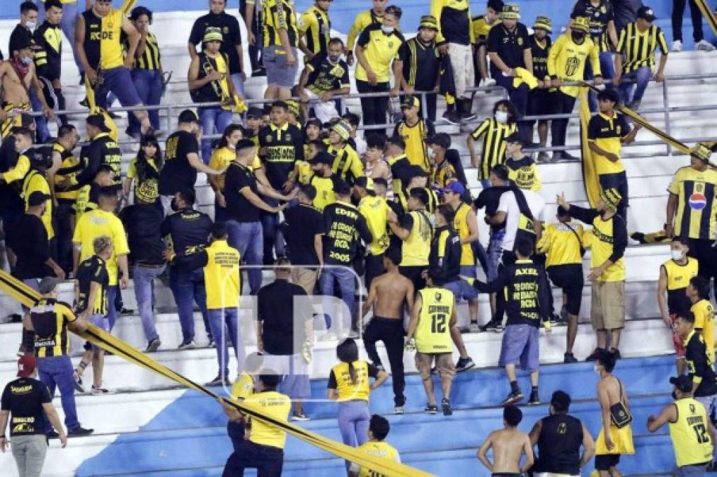 Una imagen lamentable de los aficionados del Real España que se pelearon entre ellos mismos en las gradas del estadio Olímpico.