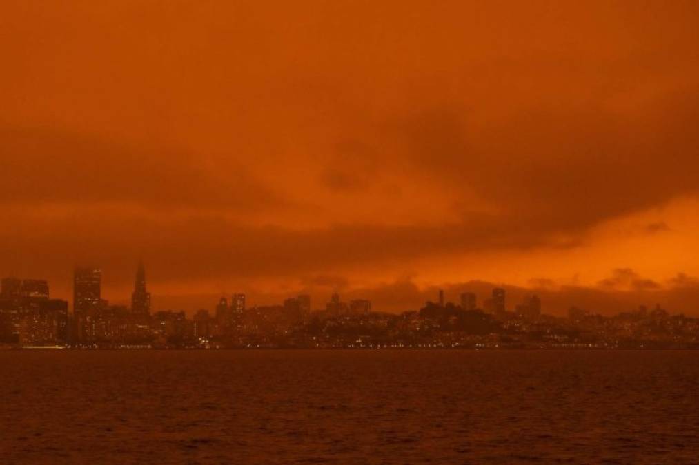 Los cielos oscuros que bloquean el sol enfriaron las temperaturas en lo que históricamente ha sido el año más cálido en San Francisco.