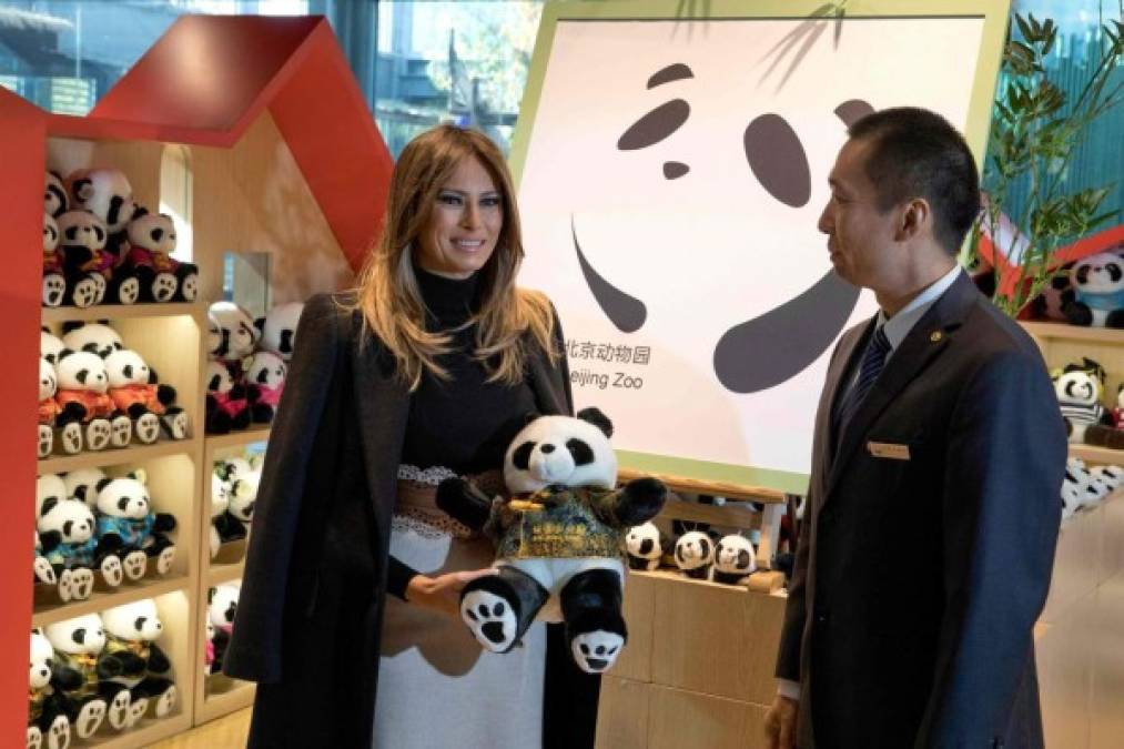 La primera dama fue recibida por el director del zoo, Li Xiaoguang, quien la obsequió con una panda de peluche -el animal icónico del país asiático- y le hizo de guía por el recinto.<br/>