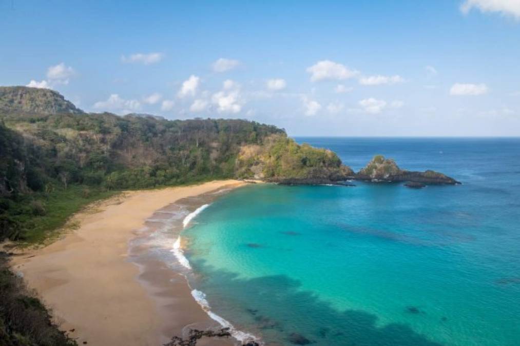 1. Playa Baia do Sancho, Brasil: Por su vegetación, arena blanca y agua turquesa, fue designada este martes como la mejor del mundo en los premios 'Traveler's Choice 2019', publicados por el portal web de turismo TripAdvisor. Esta una de las playas más visitadas de Brasil para practicar el buceo y disfrutar de una gran variedad de fauna marina.