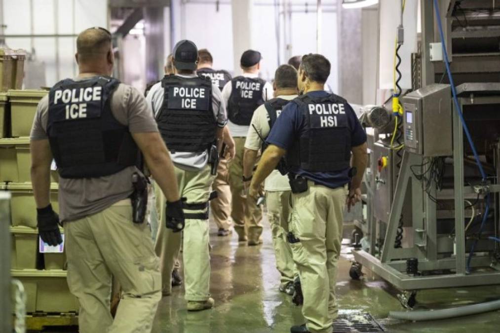 ICE difundió en sus redes sociales las imágenes de los arrestos ejecutados en seis ciudades de Mississippi.