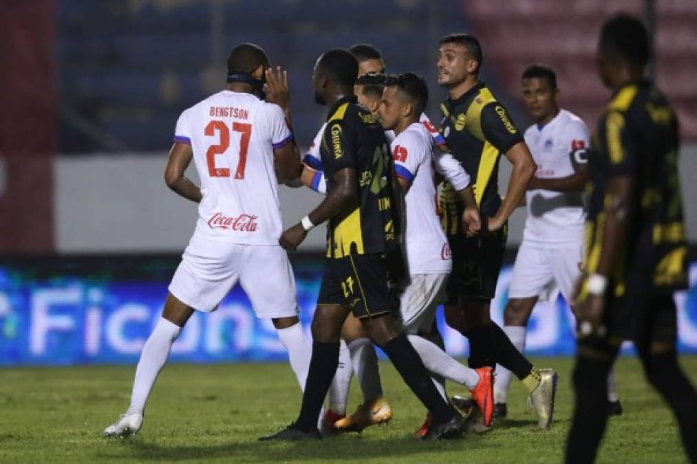 Jerry Bengtson celebró su gol llevándose su mano derecha a la oreja y mirando a Ramiro Rocca. El argentino se calentó por el gesto del delantero hondureño.