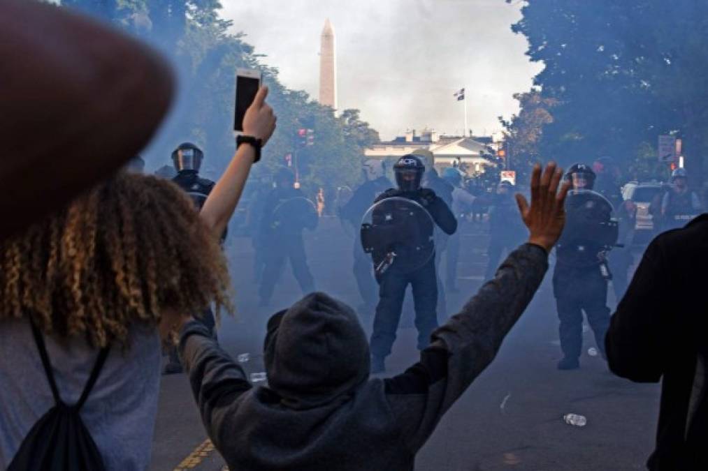 El presidente Donald Trump prometió restaurar el orden en Estados Unidos tras el mayor estallido de protestas en décadas por la muerte de un ciudadano negro a manos de un policía blanco, desplegando tropas en las calles de Washington desatando una lluvia de críticas de la oposición demócrata.