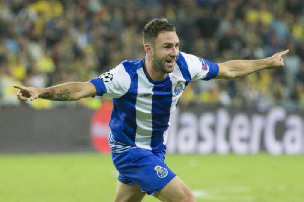 Por la banda izquierda el lateral Miguel Layún.