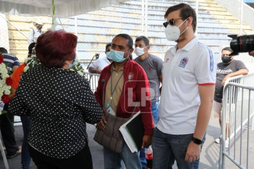 Miembros de la Ultra Fiel también llegaron a dar su sentido pésame a la familia de Chelato Uclés.