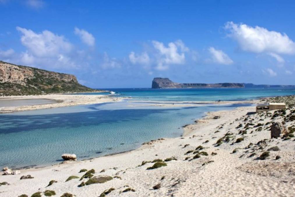 24. Balos Lagoon: Situada en Grecia, esta playa está conformada por dos lagunas de agua turquesa como sacadas de una postal caribeña. Ambas están separadas por una lengua de arena fina, el único nexo de unión entre el islote de Tigani y la península de Gramvousa. Esta playa también posee arena rosada y los meses más concurridos son julio y agosto.