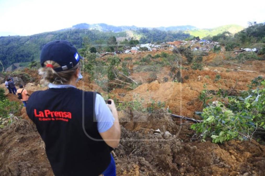 Periodistas de Diario LA PRENSA llegaron a la aldea la Reina cuando pobladores bajaban una cuesta con sacos de ropa en sus espaldas, recipientes de plástico, láminas de zinc, entre otros enseres