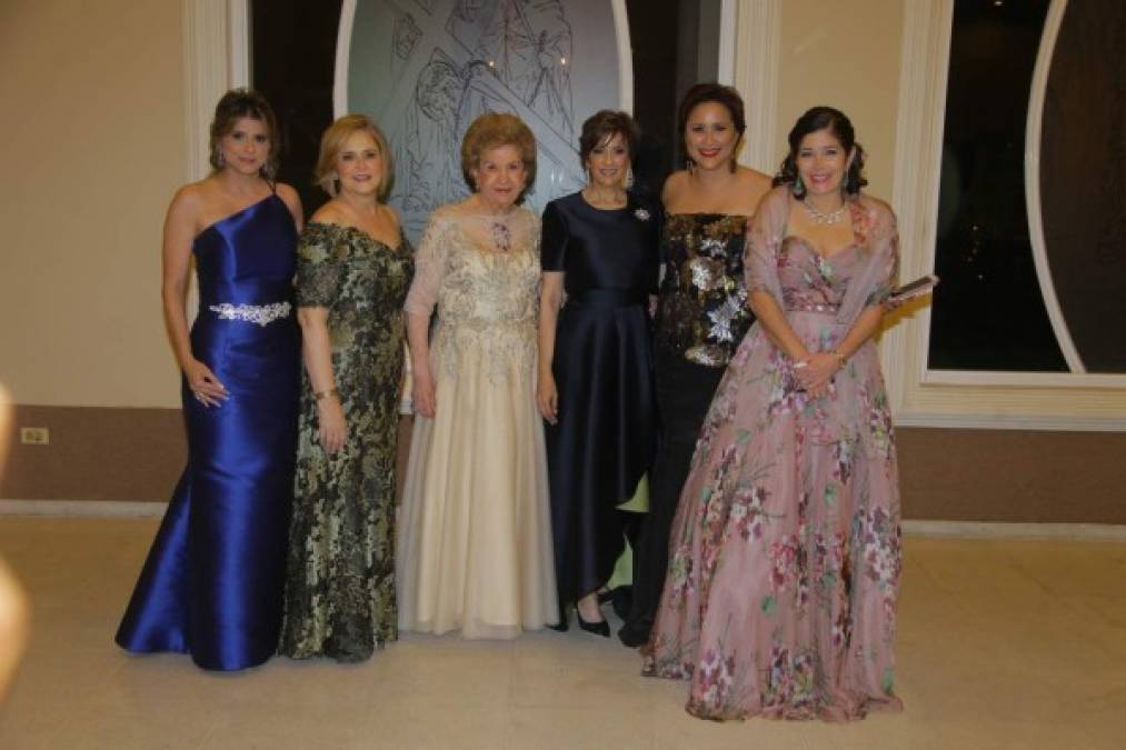 Vivian, Claudia, Julieta, Juanilla, Derby y Kathy Kattán.