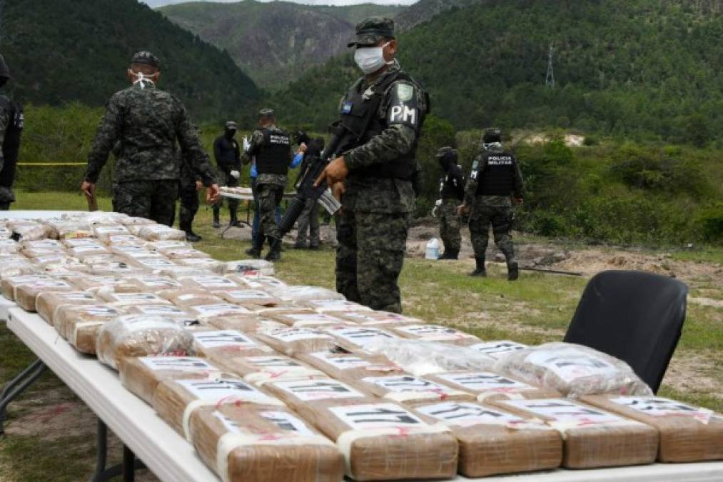 Authorities incinerate a load of cocaine seized to two Colombian nationals navigating along the Caribbean, in Tegucigalpa, on July 11, 2017. / AFP PHOTO / ORLANDO SIERRA