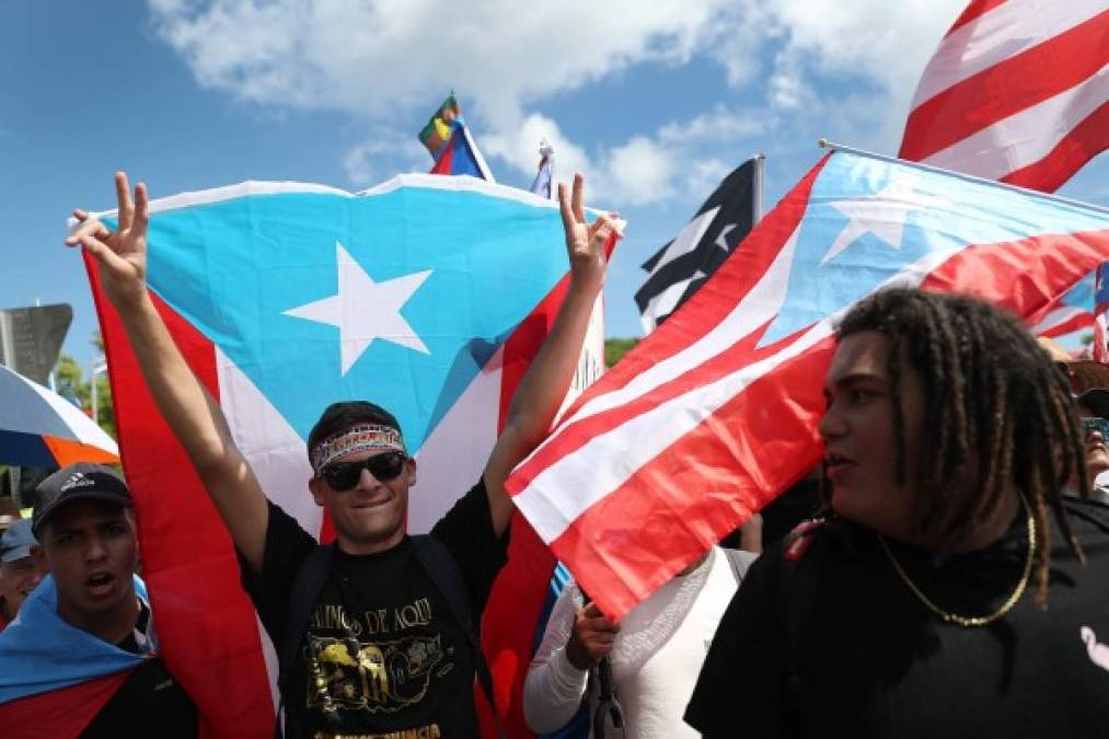 'El problema es que nos han estado robando todos estos años, nos han mentido y creían que nos podían engañar, ya lo hicieron con los muertos de (del huracán) María, otra vez, no!', dijo otro manifestante.