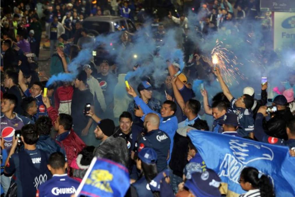 Los aficionados del Motagua se lanzaron las calles de Tegucigalpa para teñir de azul la capital de Honduras celebrando el título que le ganaron al Olimpia.