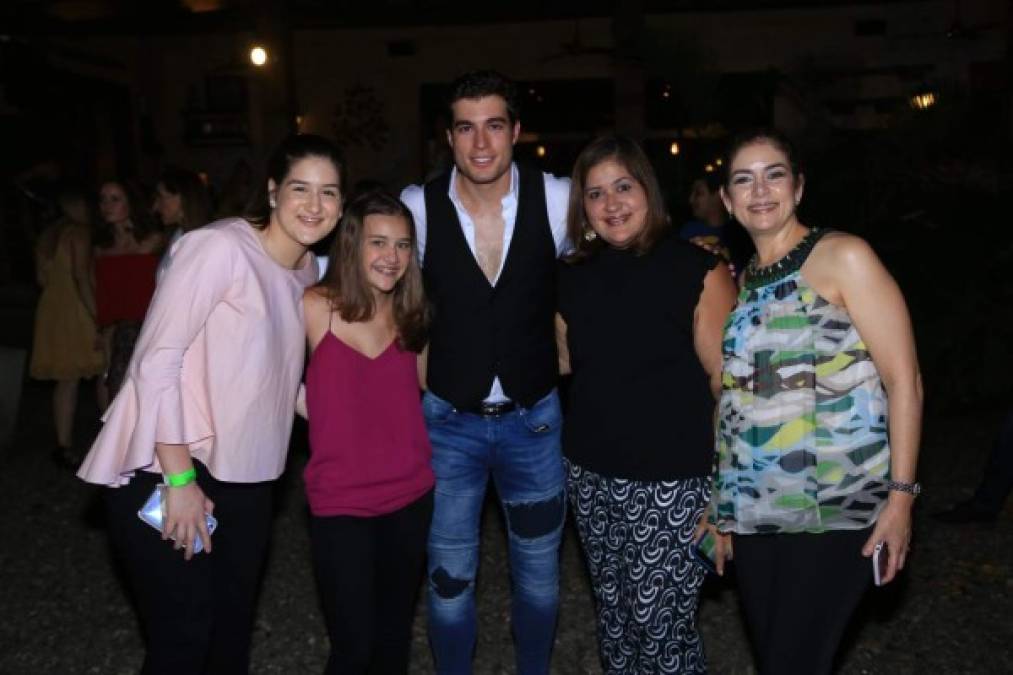 Amanda Sabillón, Elysa Berkeley, Danilo Carrera, Isabel Díaz y Ruth Marie Sabillón.