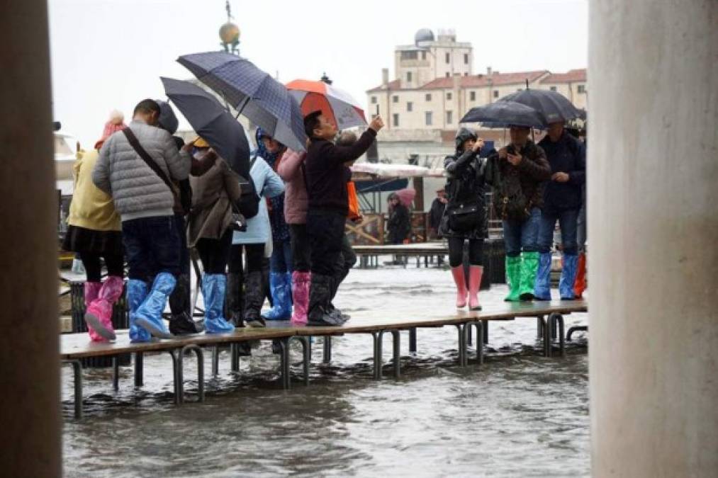 Además de las dificultades de residentes y turistas, una de las mayores preocupaciones es el estado de la basílica de San Marcos, ya que actualmente ha sido inundada hasta los 70 centímetros de agua en la zona del nártex, bañando los mosaicos que forman el suelo y las columnas que acaban de ser restaurados después del agua alta que sufrió en octubre de 2018.