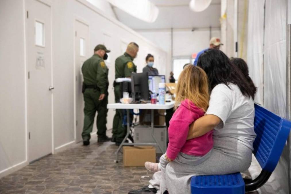 Para mejorar la atención de los menores, el gobierno planea abrir nuevos centros de acogida temporales, especialmente en bases militares de Texas, que podrían albergar 5.000 camas para alojar a los niños migrantes, indicó Biden.