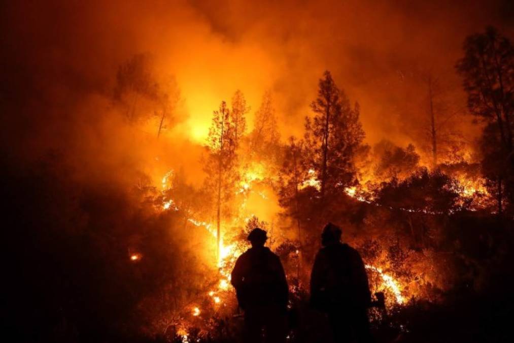 El acceso es limitado y las condiciones climáticas solo incentivan el fuego, que ya destruyó 143 estructuras, de las cuales 75 eran residencias. Otros 11.300 inmuebles están amenazados.