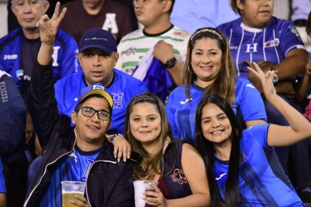 Los hondureños respondieron apoyando a la selección catracha en este importante partido.