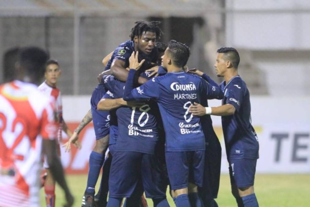 La celebración de los jugadores de Motagua tras un gol de Sergio Peña ante el Vida.