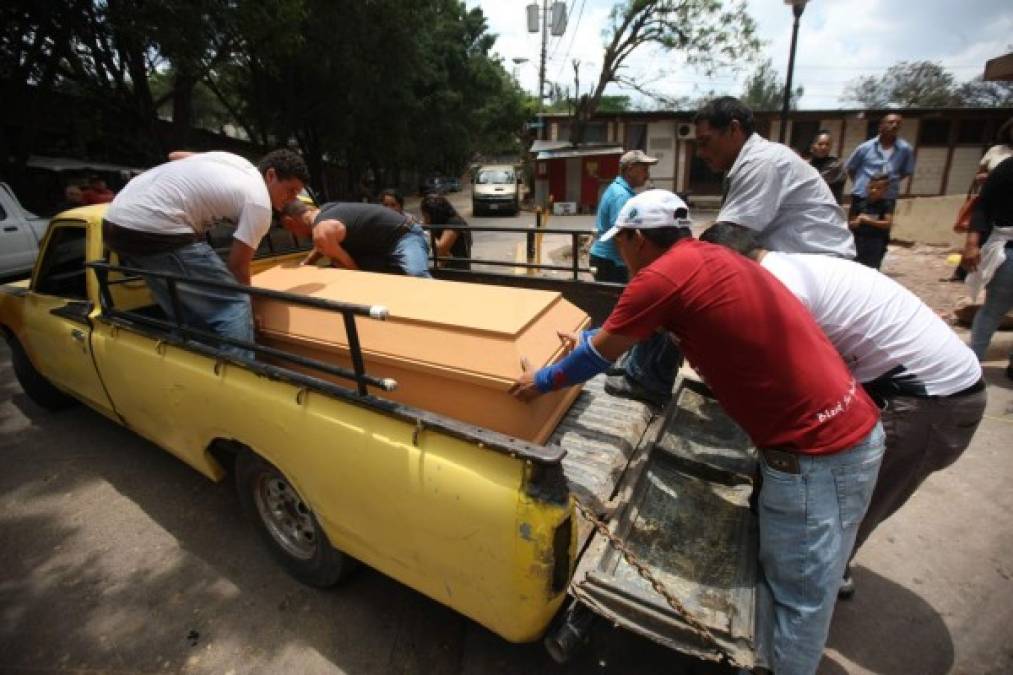 Los vecinos dijeron a los agentes de Policía que atendieron la escena que ellos desconocen las causas por las cuales llegaron a matar a estas personas, de las cuales varios eran familiares entre sí.