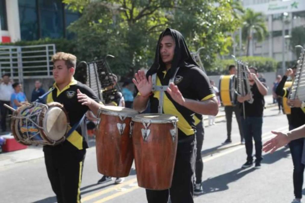 Las bandas de guerra ejecutando las melodías del momento.