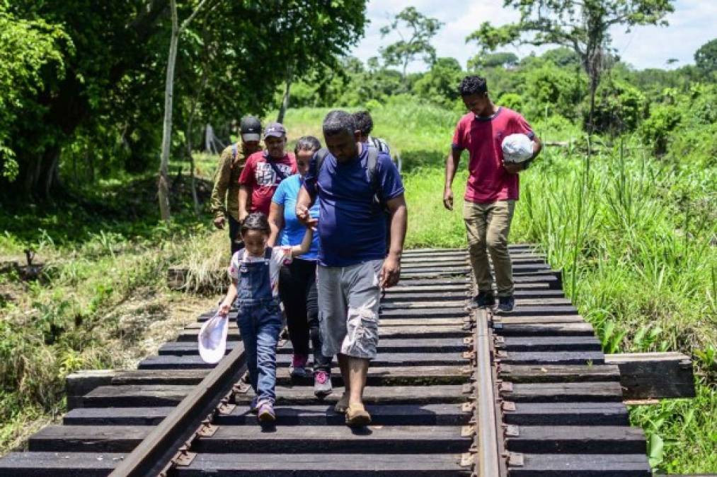 Los migrantes evaden los controles migratorios en el sur de México ingresando a ese país por otras rutas luego de que las autoridades mexicanas desplegaran 6,000 militares en la frontera para frenar el ingreso de centroamericanos.