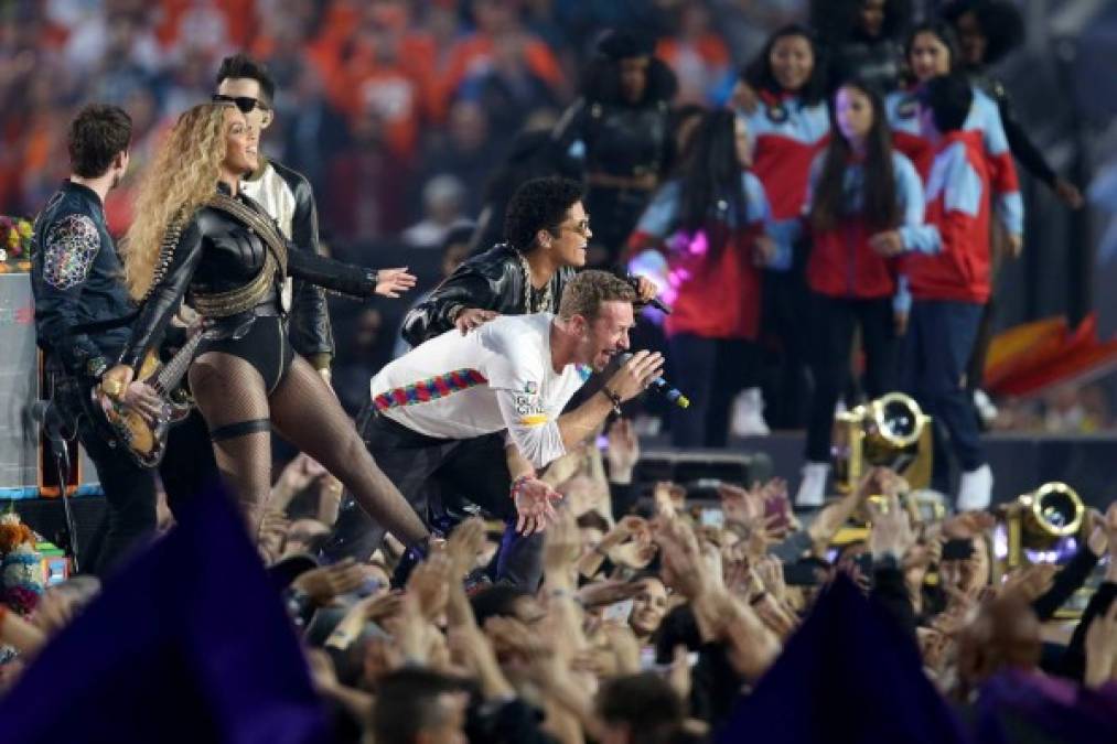 oldplay, Bruno Mars y Beyoncé impactaron este domingo con un espectáculo que rindió homenaje a las ediciones pasadas del Super Bowl.