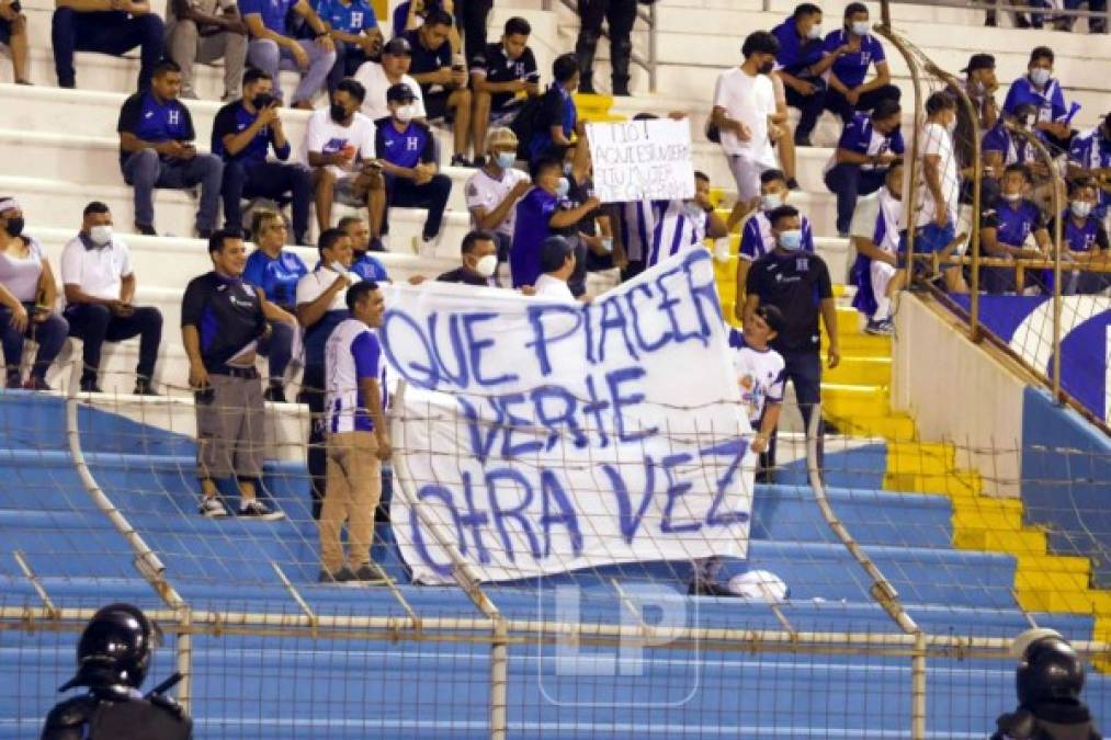 Eso sí, los aficionados hondureños estaban felices por volver a ver a la Selección Nacional en el coloso sampedrano.