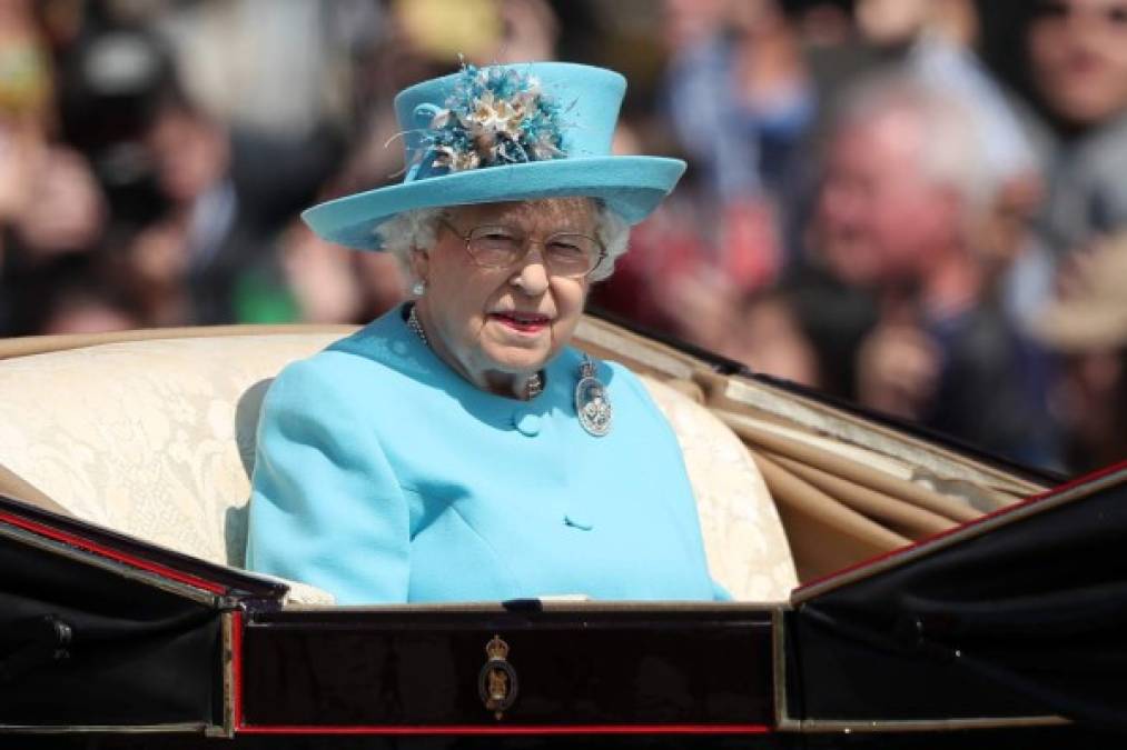 Britain's Queen Elizabeth II travels in a horse-drawn carriage to Horseguards parade ahead of her Birthday Parade, 'Trooping the Colour', in London on June 9, 2018.<br/><br/><br/>The ceremony of Trooping the Colour is believed to have first been performed during the reign of King Charles II. In 1748, it was decided that the parade would be used to mark the official birthday of the Sovereign. More than 600 guardsmen and cavalry make up the parade, a celebration of the Sovereign's official birthday, although the Queen's actual birthday is on 21 April. / AFP PHOTO / Daniel LEAL-OLIVAS