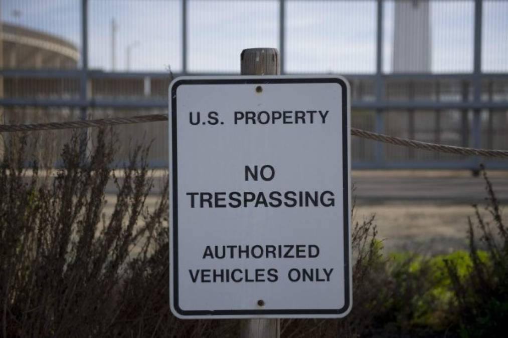 Una señal advierte 'no traspasar' al territorio estadounidense.