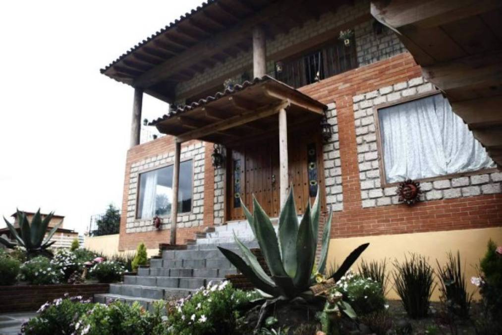 Esta otra lujosa mansión fue incautada a Edgar Valdez Villareal en una finca cerca de La Marquesa, en el Estado de México.