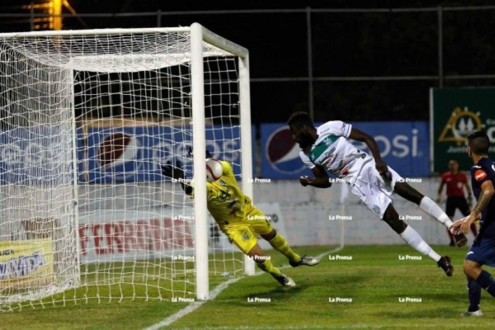 ¿Gol fantasma? El Motagua pidió gol en esta acción luego de un tiro libre de Kevin López que sacó bajo el arco el portero Rafa Zúniga. ¿Entró o no el balón?