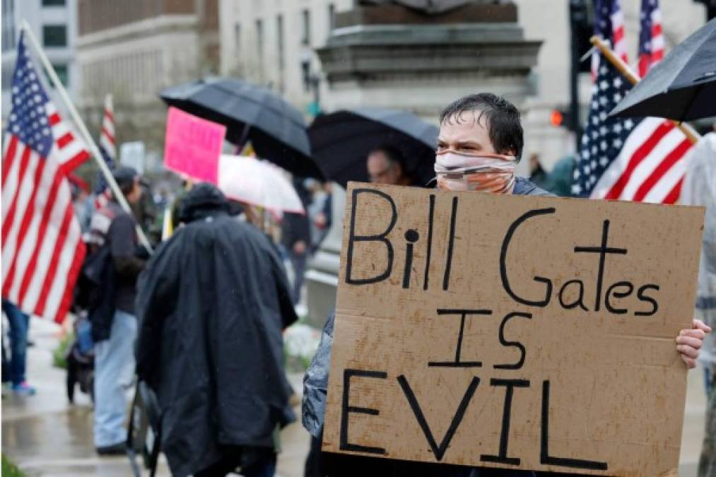 'El confinamiento no es libertad, reabran Michigan' o 'Bill Gates es el diablo', rezaban algunos de los carteles de los asistentes a esta protesta.