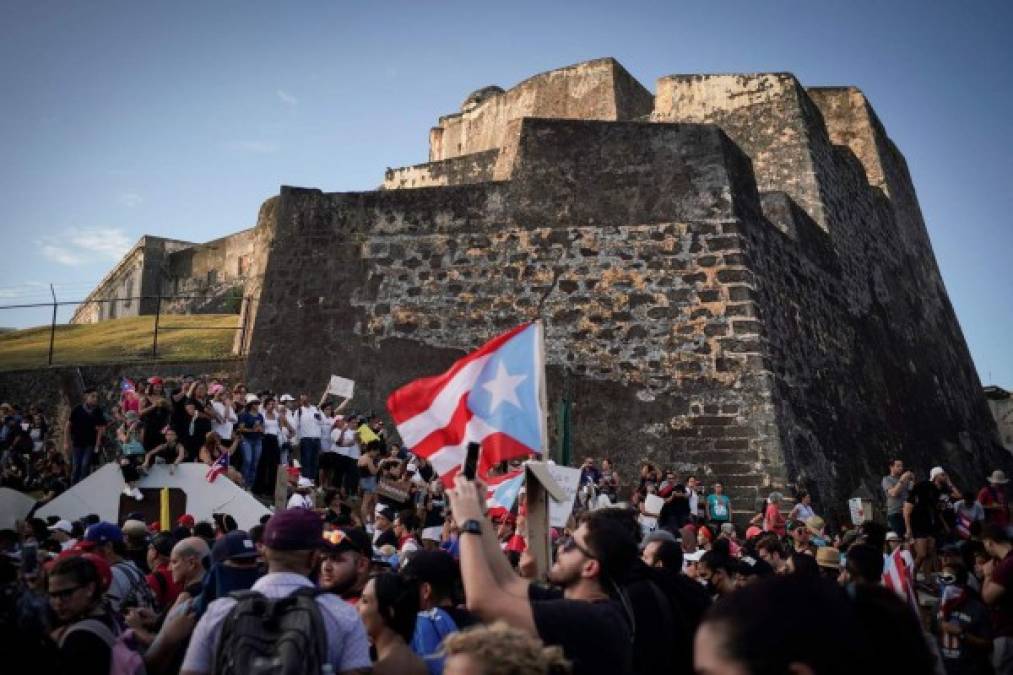 La indignación, que ha ido creciendo desde que se filtrara el chat el pasado sábado, culminó este miércoles con una manifestación que muchos dicen ha sido una de las más multitudinarias de la historia de Puerto Rico, que habría congregado a cientos de miles de personas del poco más de 3 millones que viven en la isla.