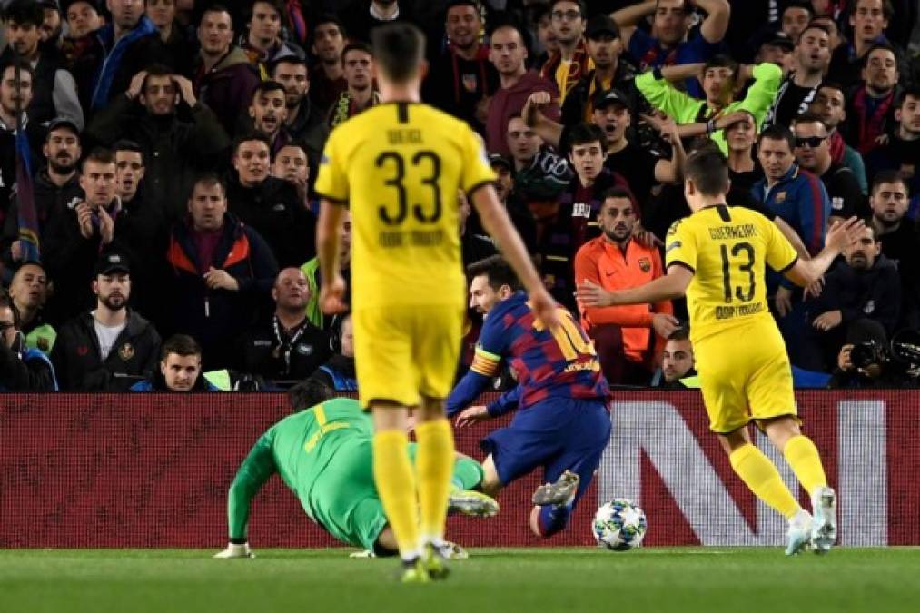 La simulación de Messi en una jugada dentro del área del Borussia Dortmund. El argentino buscaba que el árbitro pitara penal.