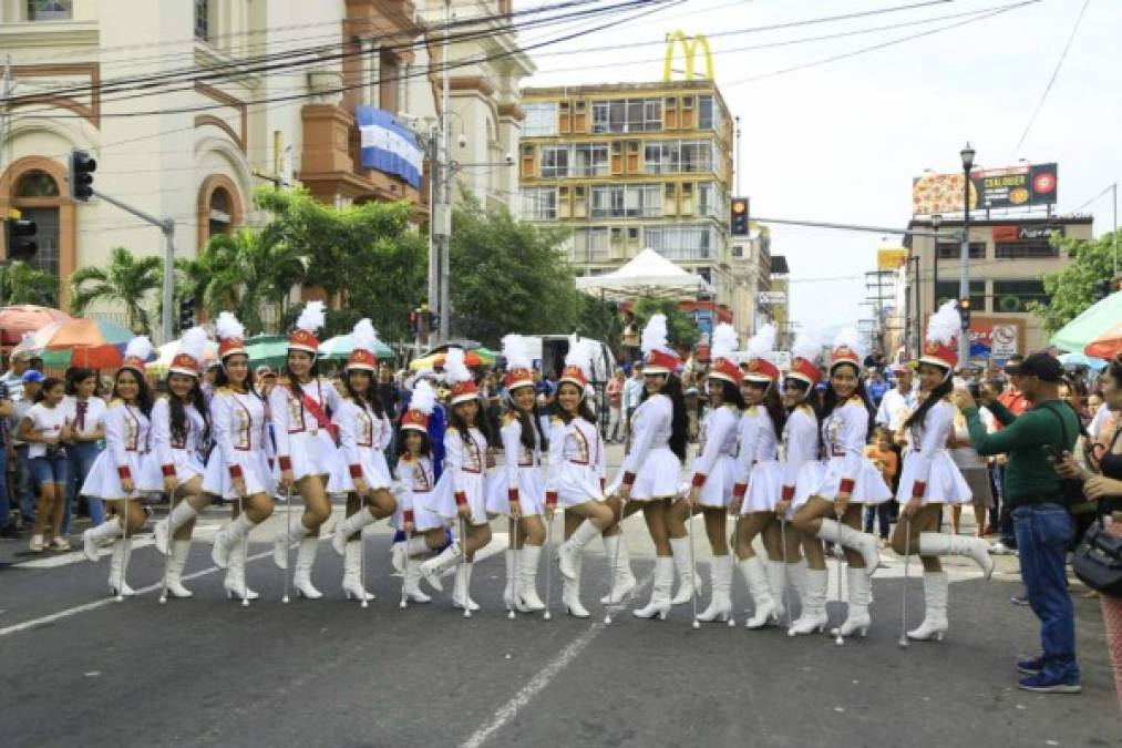 El cuadro de las hermosas palillonas del instituto Tecnológico Sampedrano .