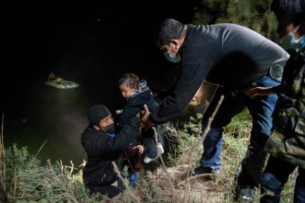 El desfile de niños y familias migrantes no cesa en el Río Grande y cientos fueron captados anoche cruzando el peligroso río en pequeños balsas inflables en las que los coyotes colocan a varias personas para aprovechar el viaje de menos de cinco minutos.