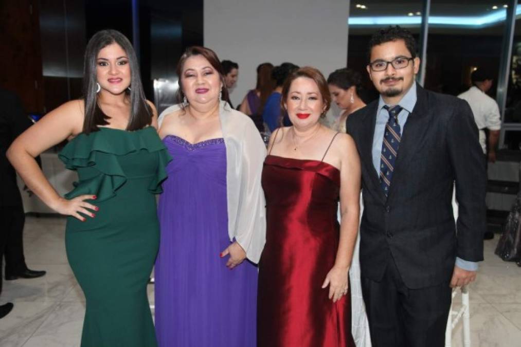 Brenda Díaz, Maritza e Iris Dubón con Juan Díaz.