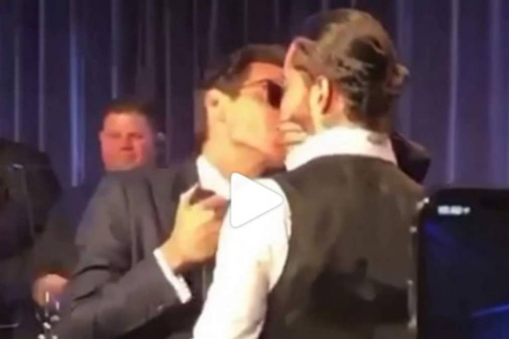 Pero las sospechas crecen cada vez que él se presta a situaciones un tanto inusuales, como el beso que se dejó dar de Marc Anthony durante un show en Nueva York en marzo de este año.<br/>