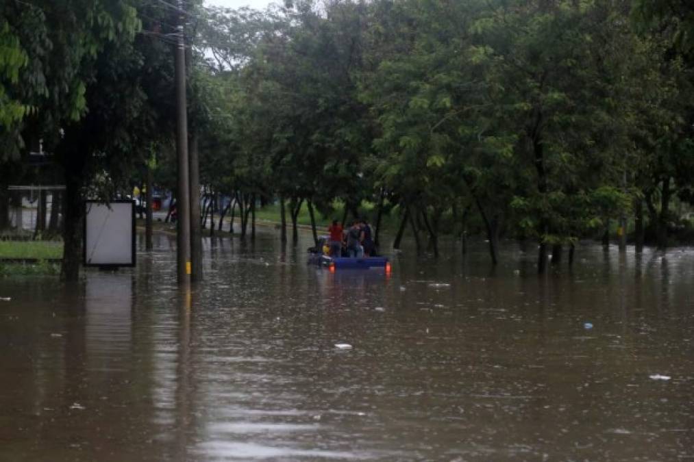 La intersección del semáforo en la intersección del hospital Mario Rivas también se llena cada vez que llueve fuertemente.