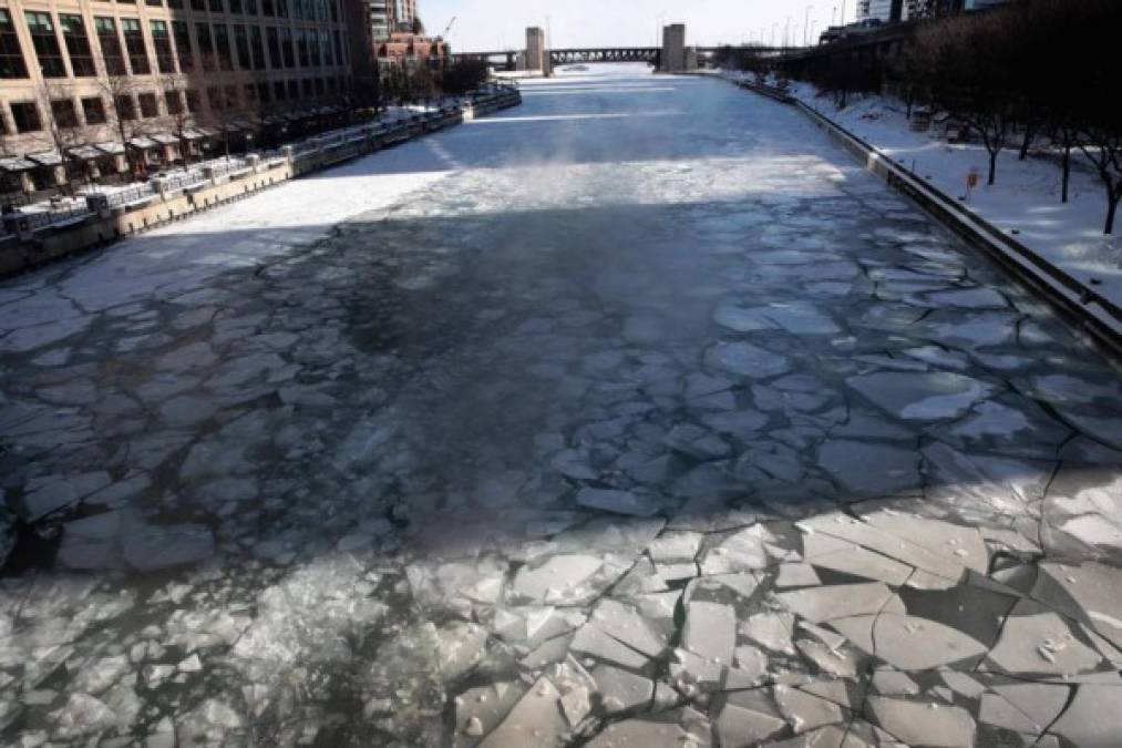 Los bloques de hielo invadieron los canales de la ciudad y las orillas del lago Michigan en Chicago.