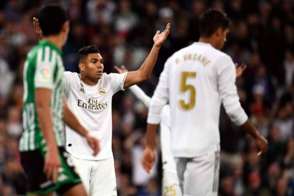 Casemiro levanta las manos en reclamo contra el árbitro por una decisión arbitral.