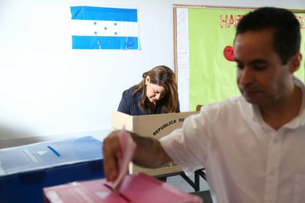 La Canciller María Dolores Agüero vota en Tegucigalpa.