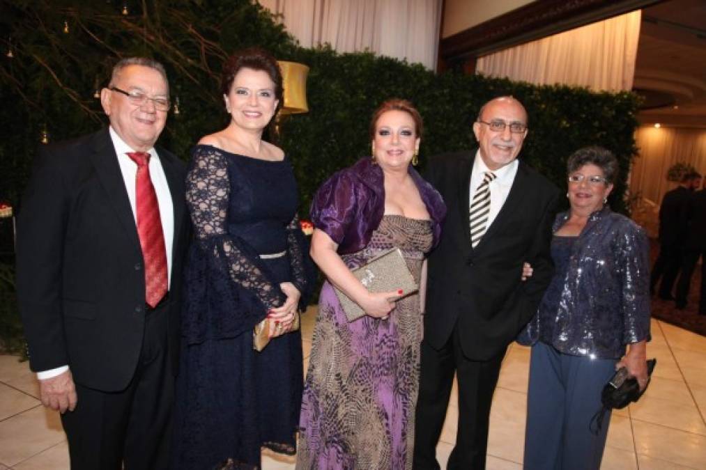 Napoleón y Dora Bográn con Doris, Tony y Carmen Kattán.