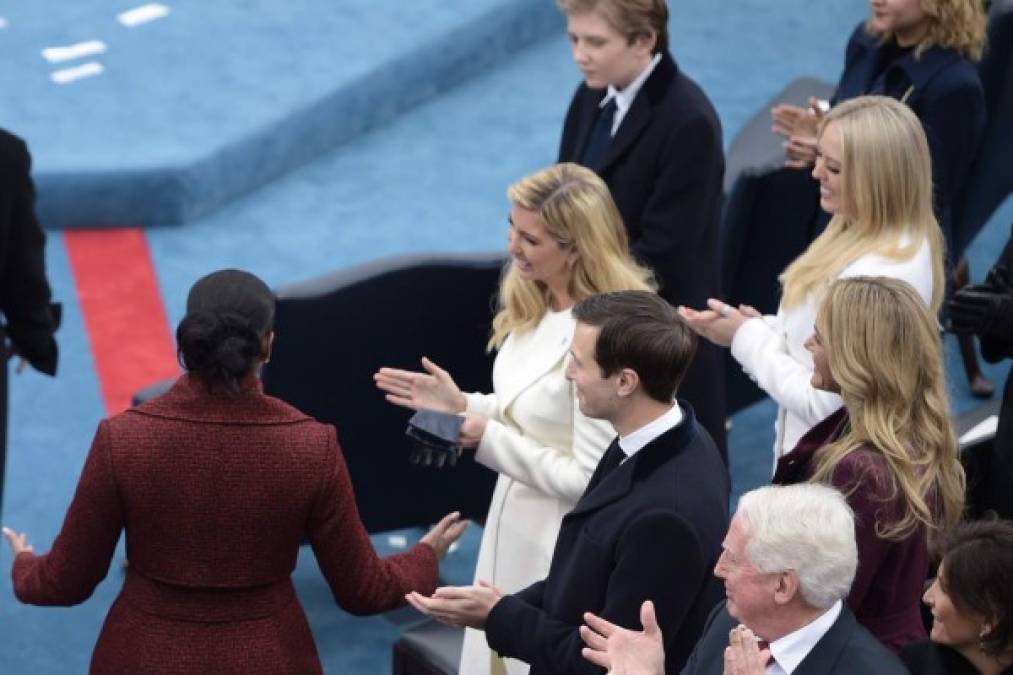 Reconocimiento. Las hijas de Donald Trump, Ivanka y Tiffany, le rindieron honores a la exprimera dama, Michelle Obama.