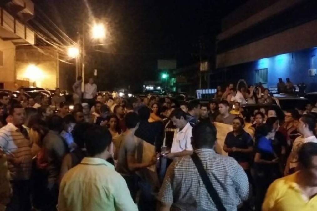 Empleados de Diario Tiempo en San Pedro Sula se manifestaron durante la noche del domingo ante el anunció de la 'liquidación forzosa' de la institución.