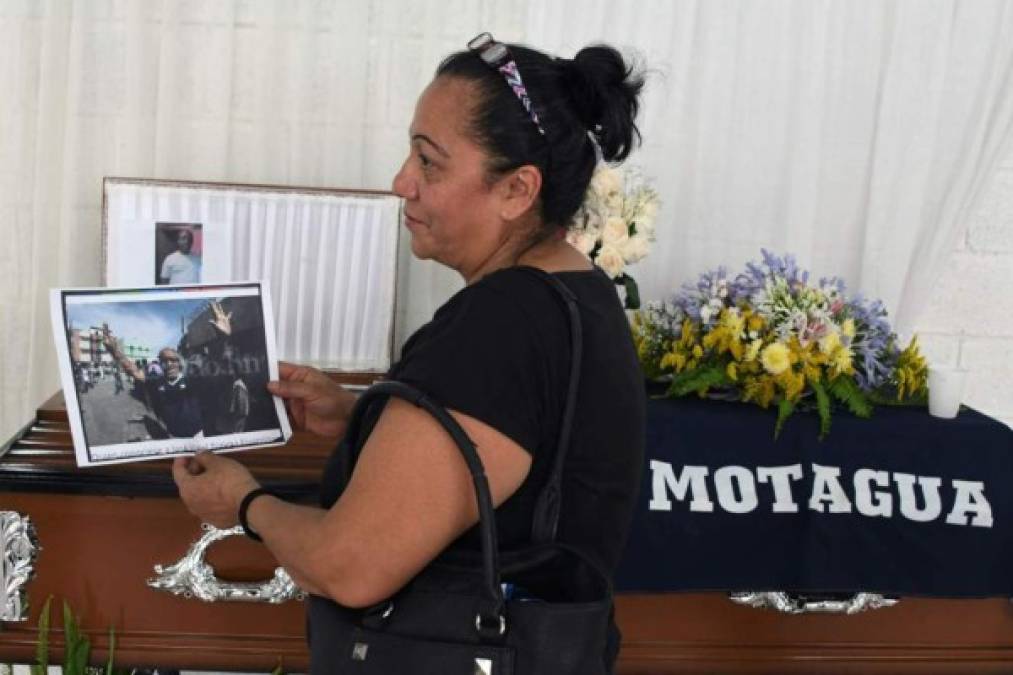 Hondureños conmovidos velaban este lunes a los cuatro aficionados que murieron el domingo en una estampida desatada cuando intentaban por la fuerza entrar al Estadio Nacional para asistir a la final del torneo de fútbol, mientras la policía iniciaba una investigación del incidente.