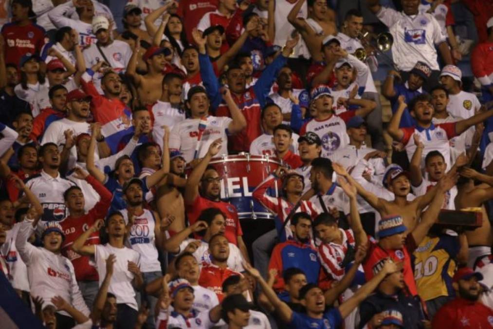 Las barra Ultra Fiel hizo un pedido oficial a la dirigencia del Olimpia durante el partido ante el Honduras Progreso. 'Queremos un estadio, queremos un estadio....', gritaban los hinchas olimpistas.